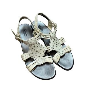 Clarks Bendables White Cream Open Toe Strap Chunky Heel Sandals Size 7.5